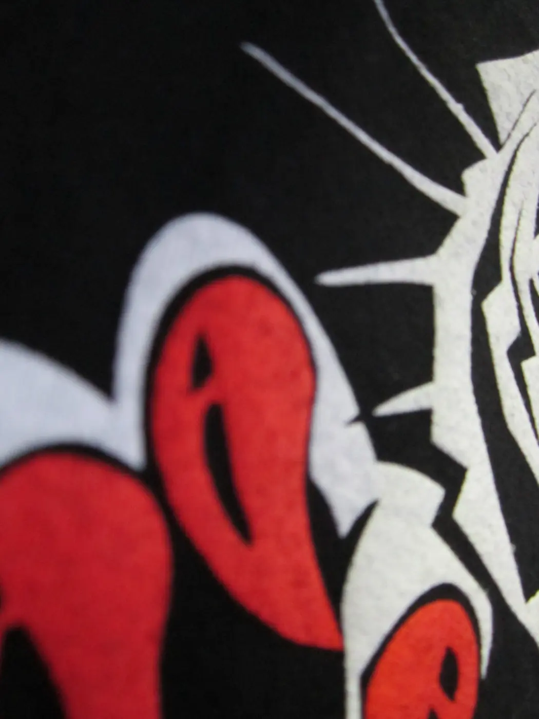 Serigrafia: Stampa rosso bianco su nero, dettaglio