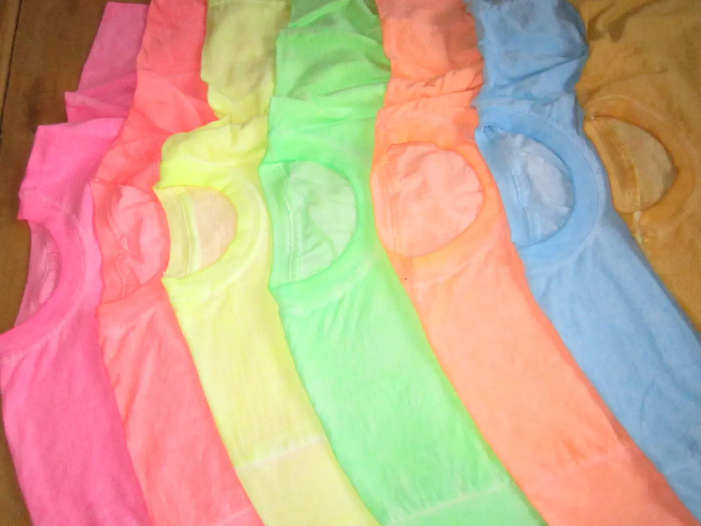 Finissaggio: T-shirt tinte colori fluo affiancate