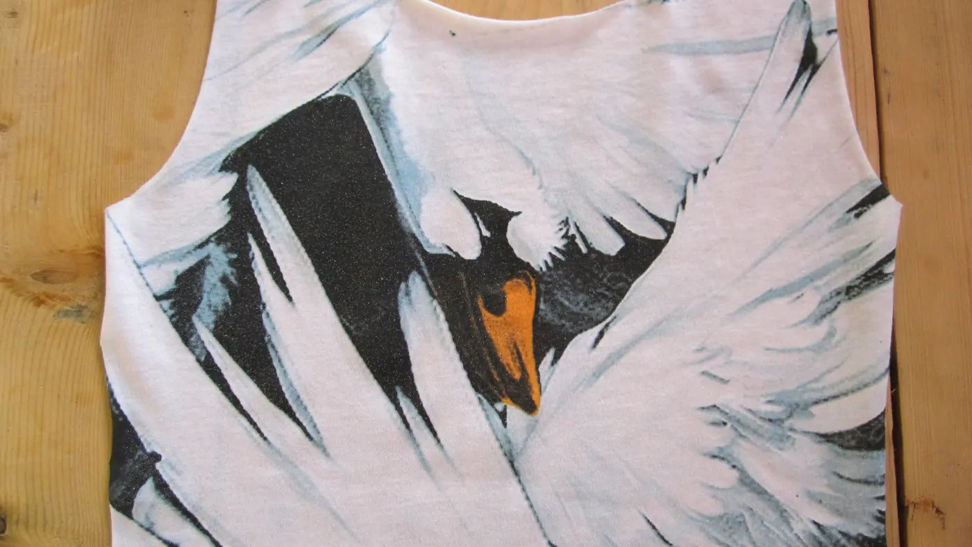 Sublimazione: Canotta con cigno stampato all-over