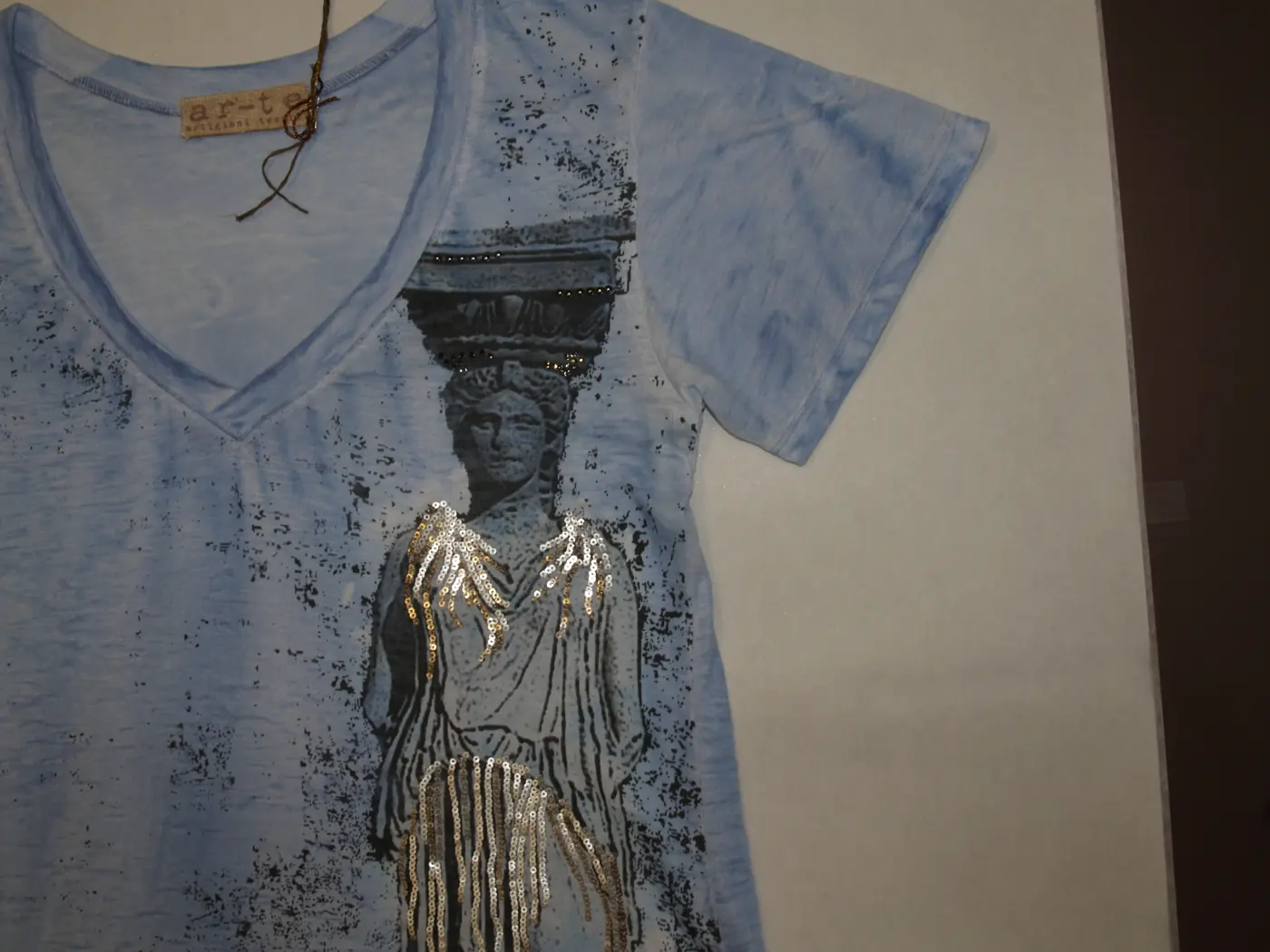 Serigrafia: T-shirt azzurra cariatide con dettagli metallizzati