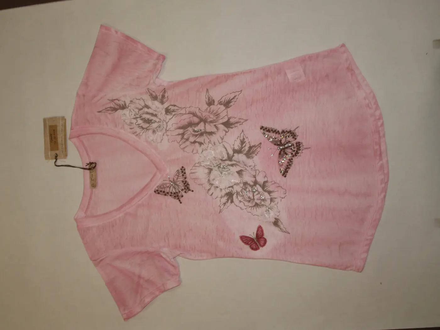Capo finito: T-shirt rosa tinta, rose e farfalle