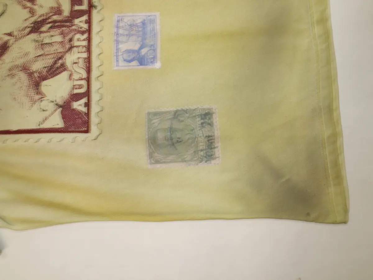 Patch: Dettaglio francobolli applicati su t-shirt