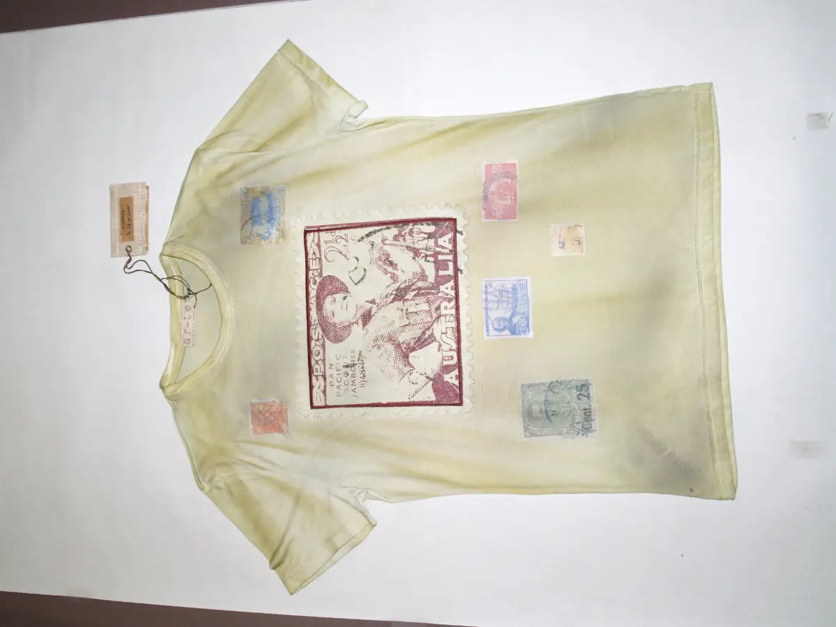 Patch: T-shirt francobolli applicati, vista intera