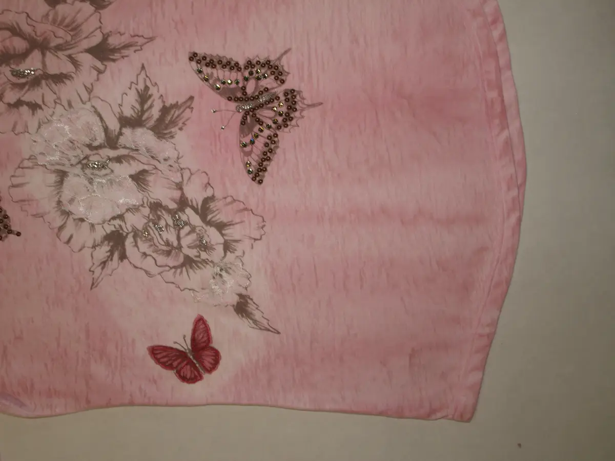 Finissaggio: Fiori stampati e farfalle in strass, rosa