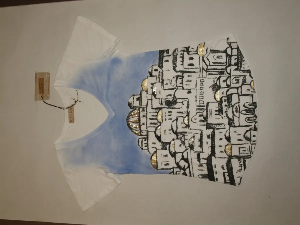 Stampa su capo: T-shirt città disegnata, cielo spray, oro