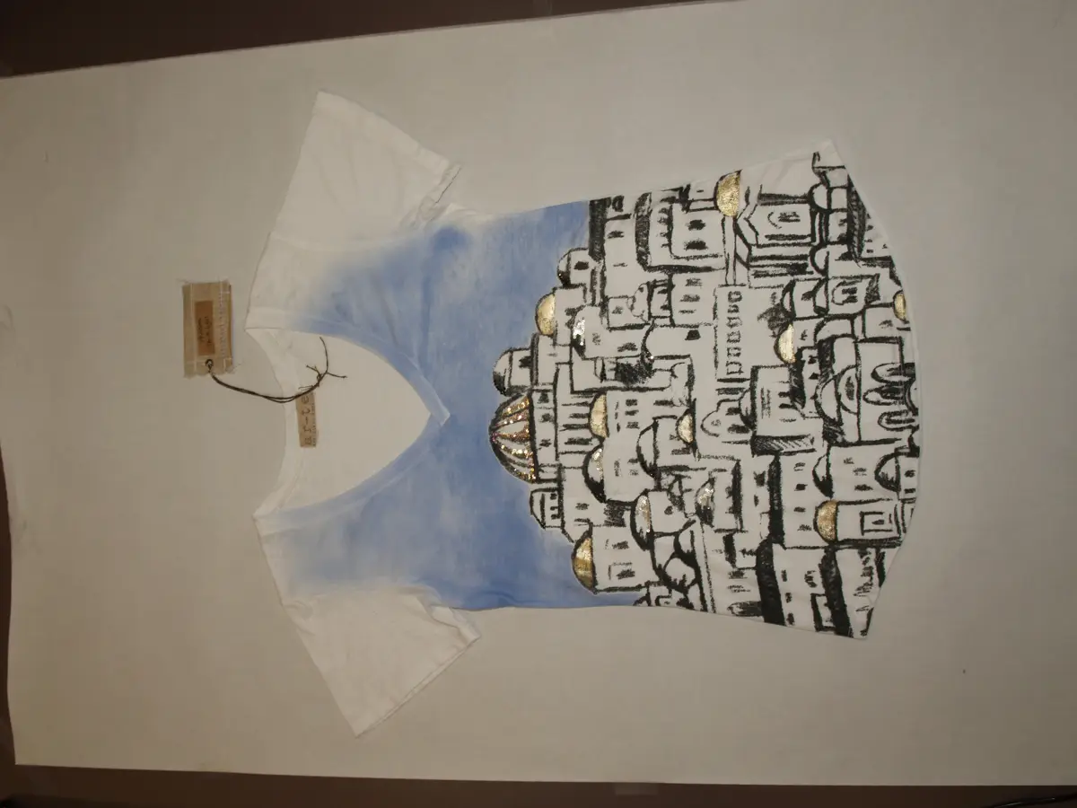 Stampa su capo: T-shirt città bianco nero con cielo azzurro