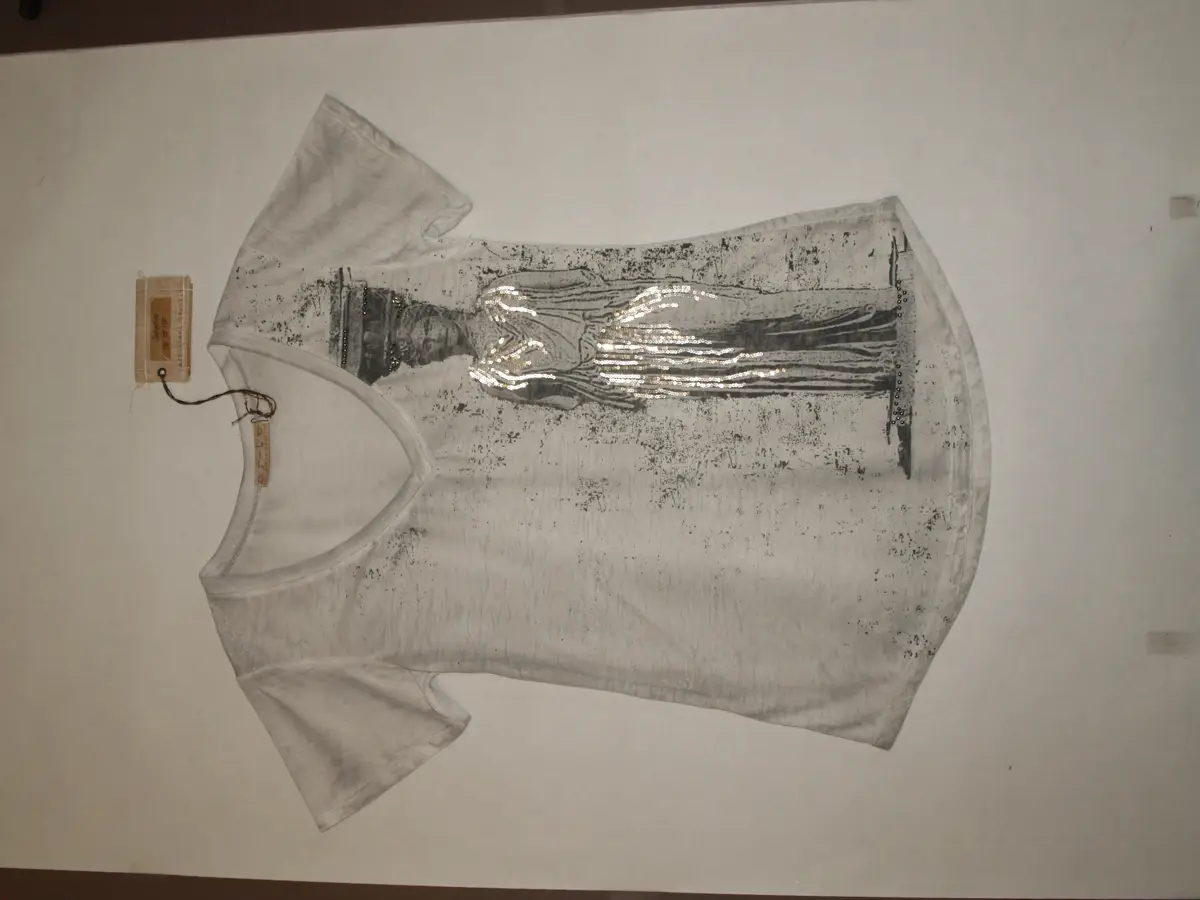 Stampa su capo: T-shirt cariatide e paillettes, intera
