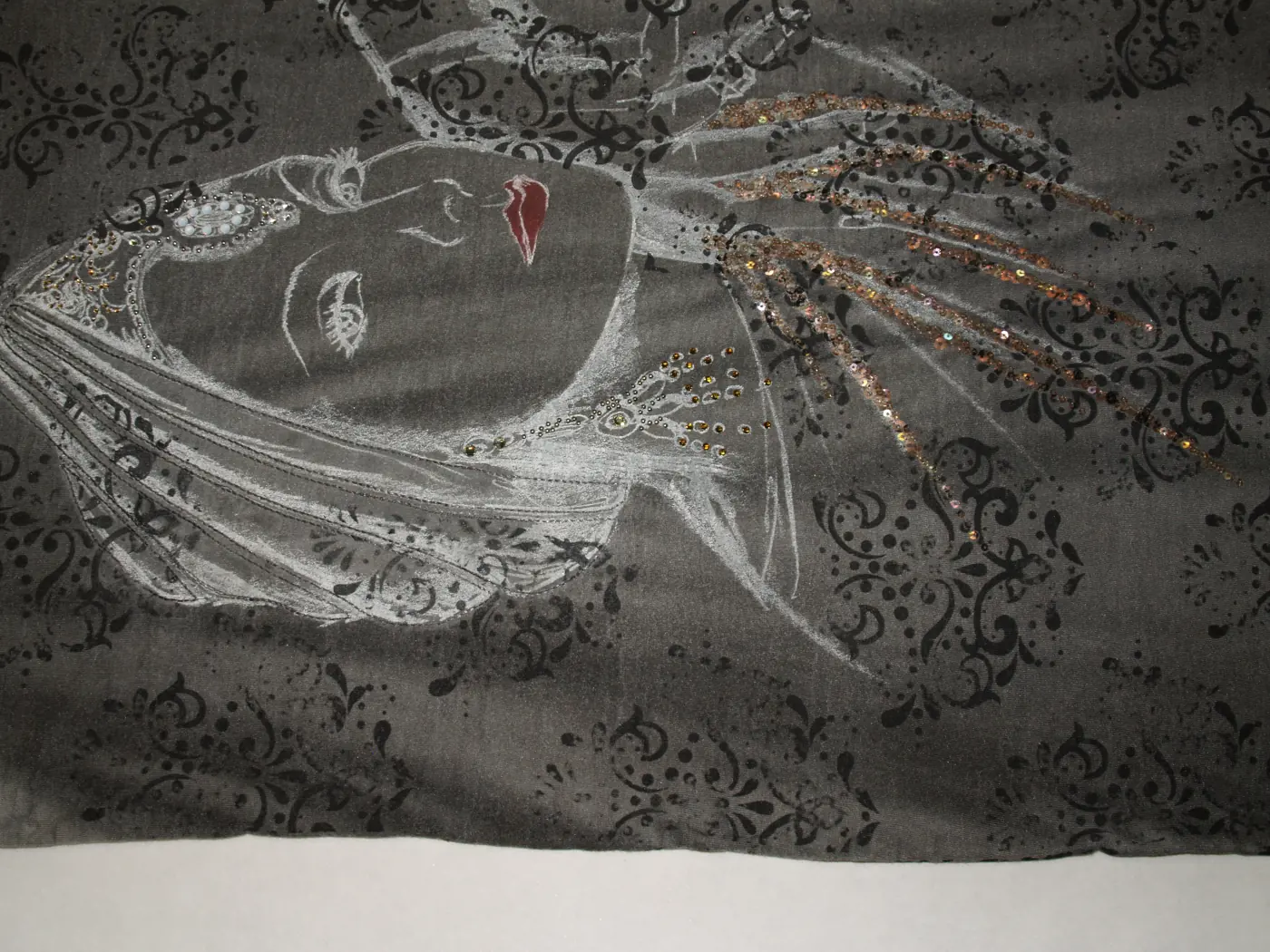 Serigrafia: Volto femminile con paillettes su grigio