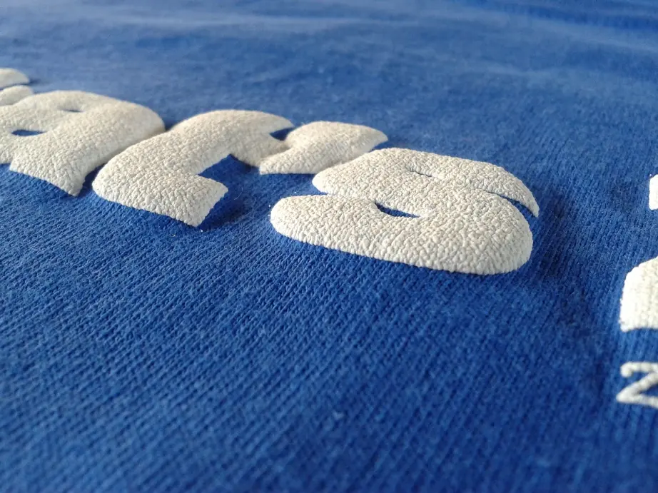 Serigrafia: Stampa bianca in rilievo puff su blu