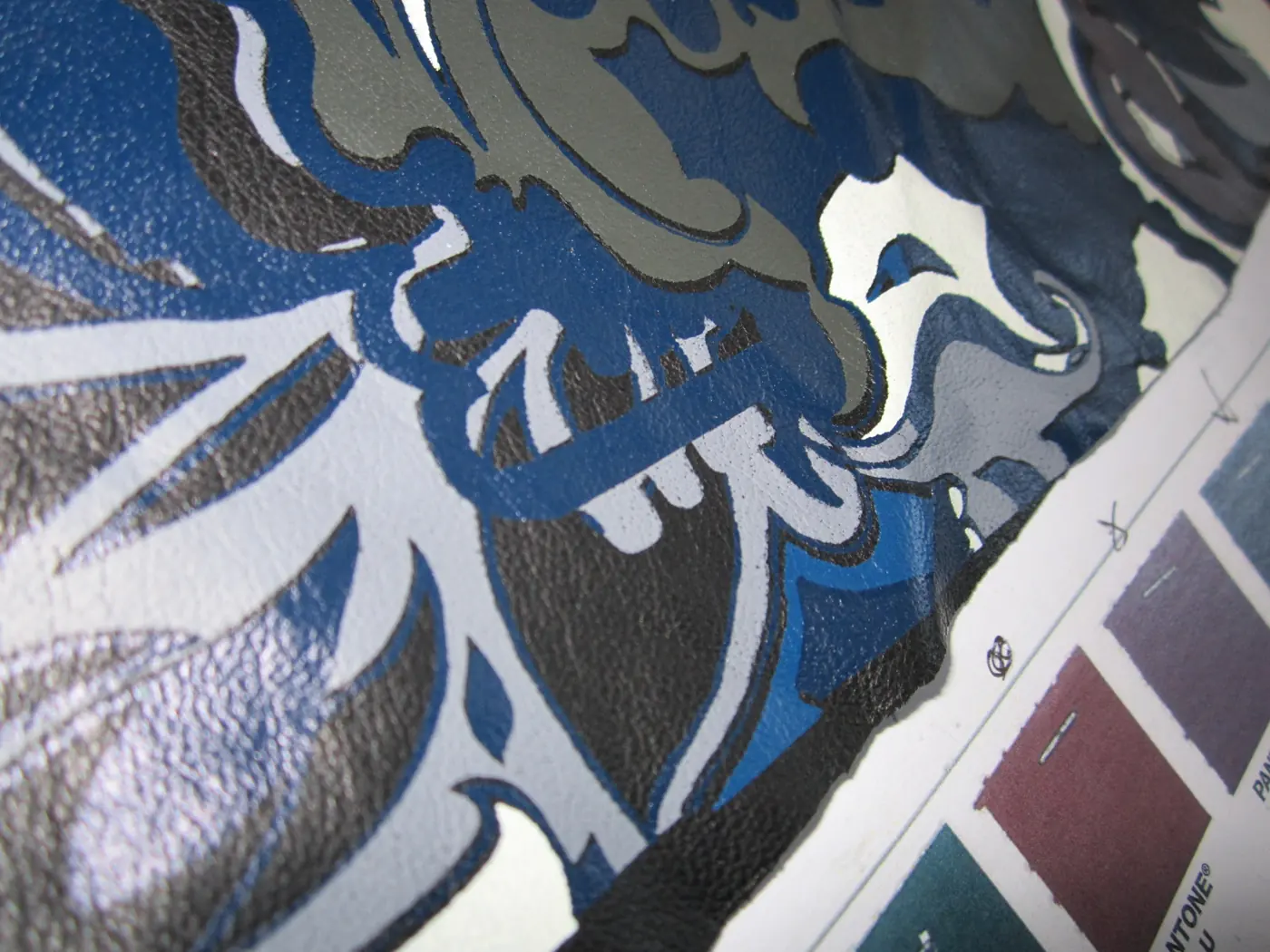 Serigrafia: Stampa su pelle con mazzetta Pantone