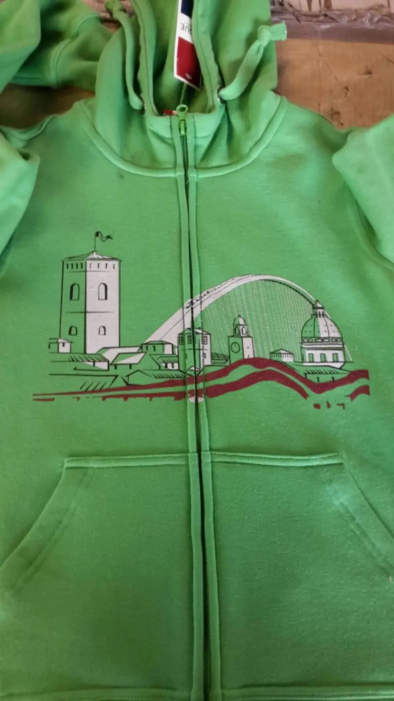 Serigrafia: Felpa verde con skyline città stampato