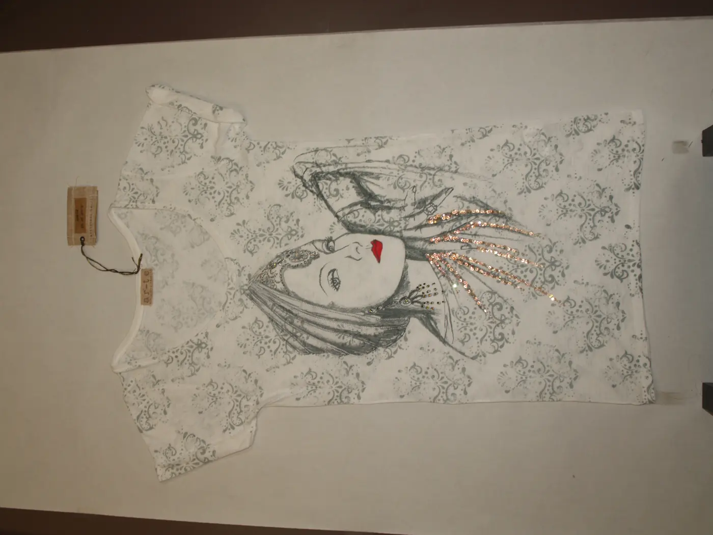 Capo finito: T-shirt bianca volto donna con strass