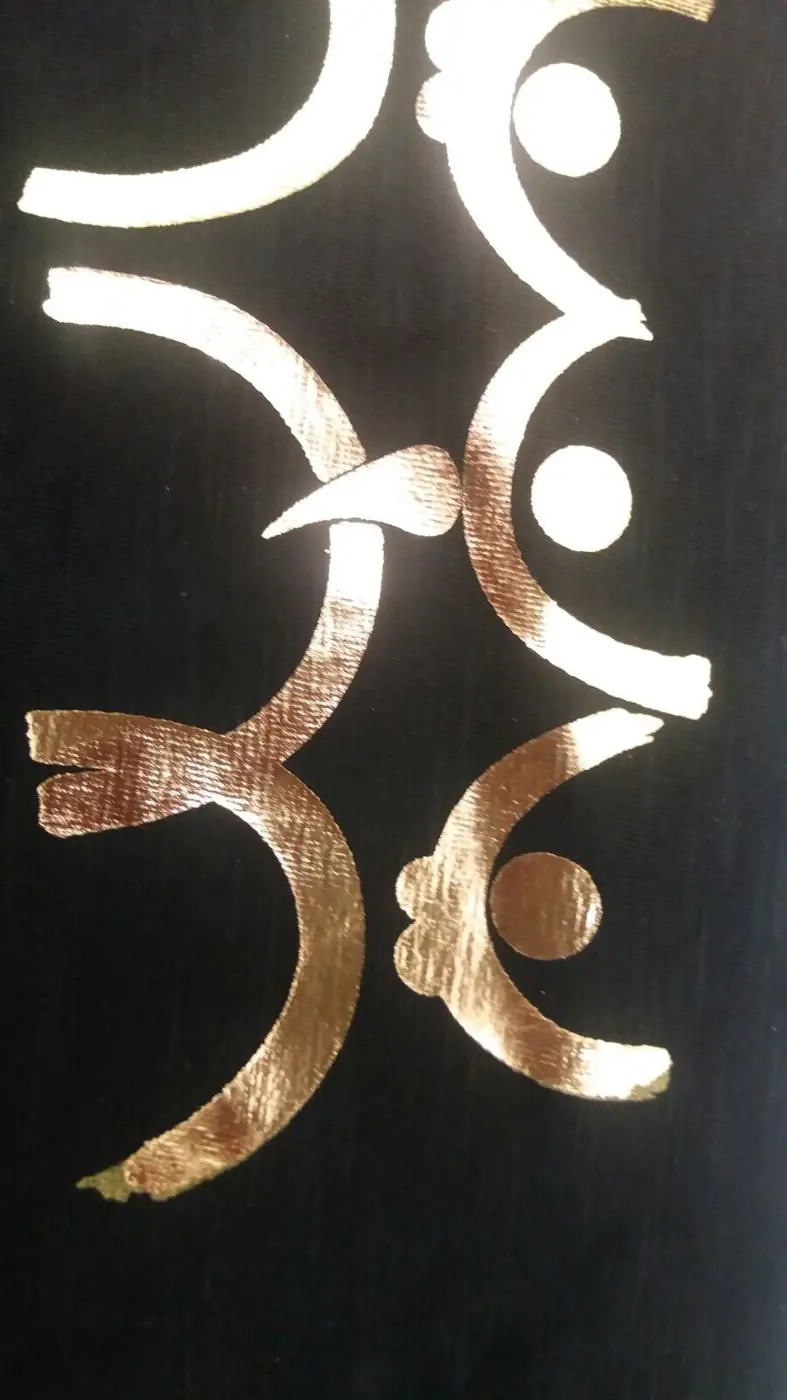 Serigrafia: stampa foil oro su tessuto nero