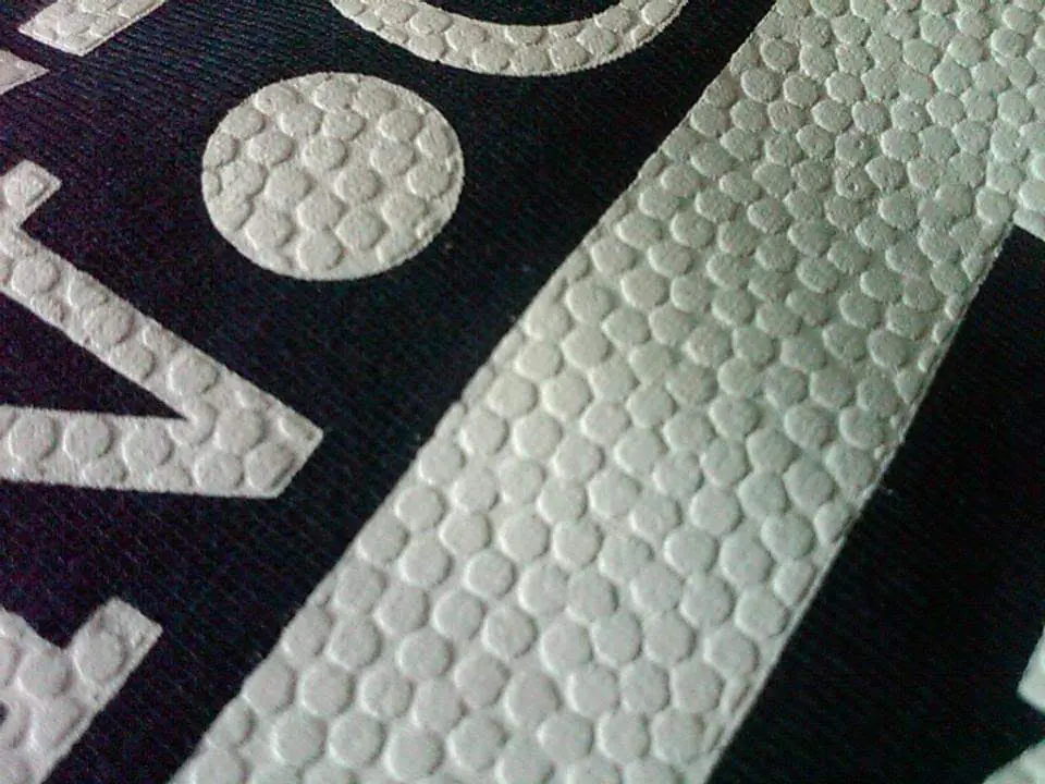 Serigrafia: macro stampa effetto rilievo a nido d'ape