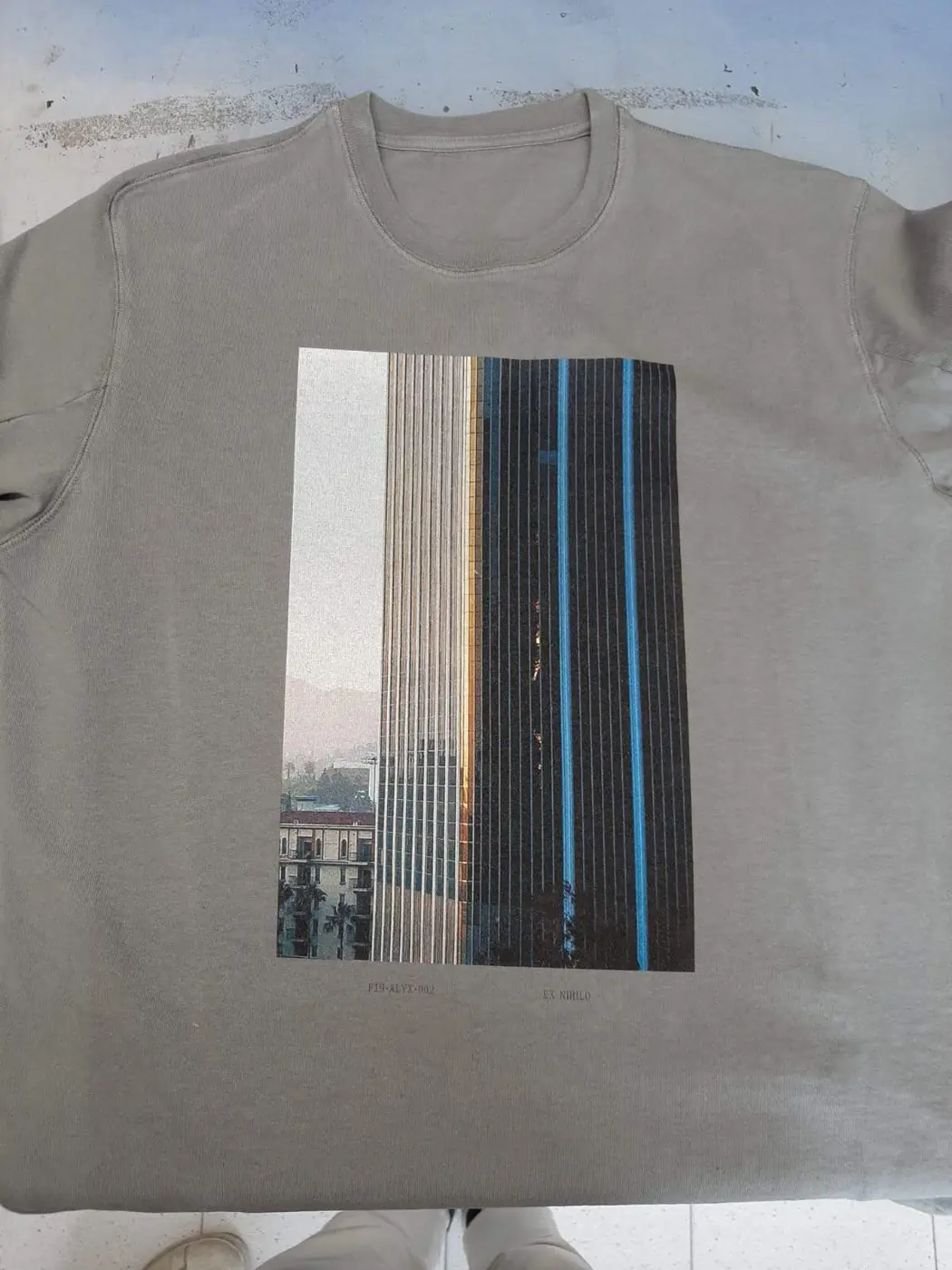 Stampa DTF: t-shirt grigia stampa foto grattacielo