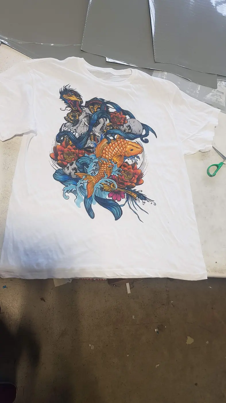 Stampa DTF: t-shirt bianca stampa full color samurai koi