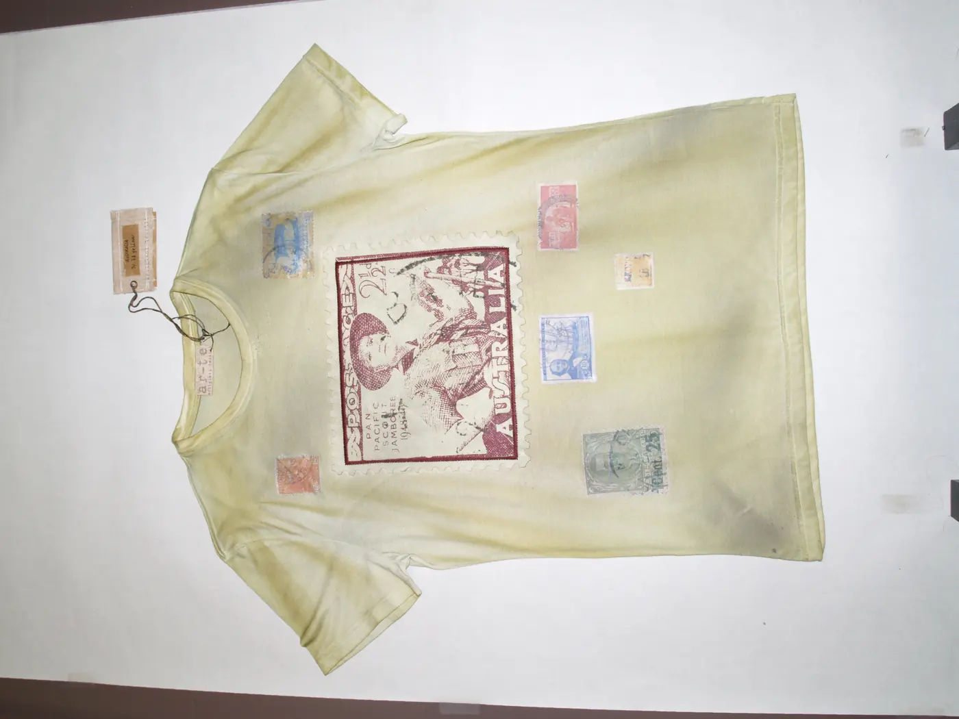 Capo finito: T-shirt gialla tinta con francobolli stampati