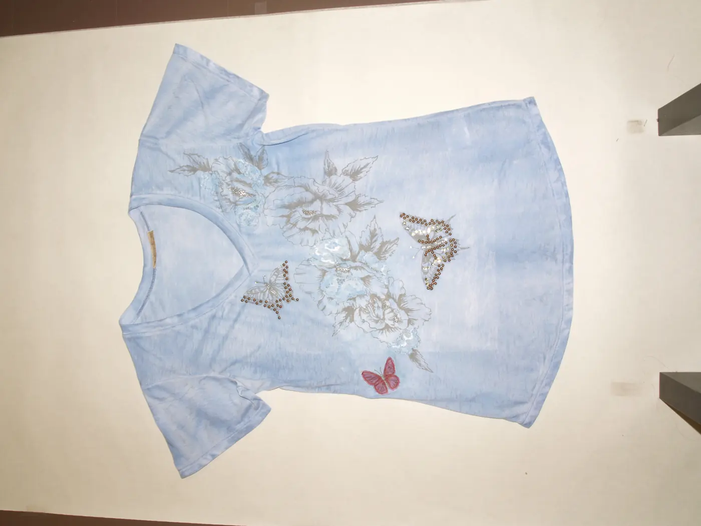 Capo finito: T-shirt azzurra rose e farfalle