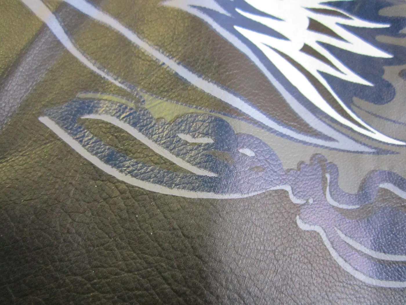 Serigrafia: Stampa blu e bianca su pelle