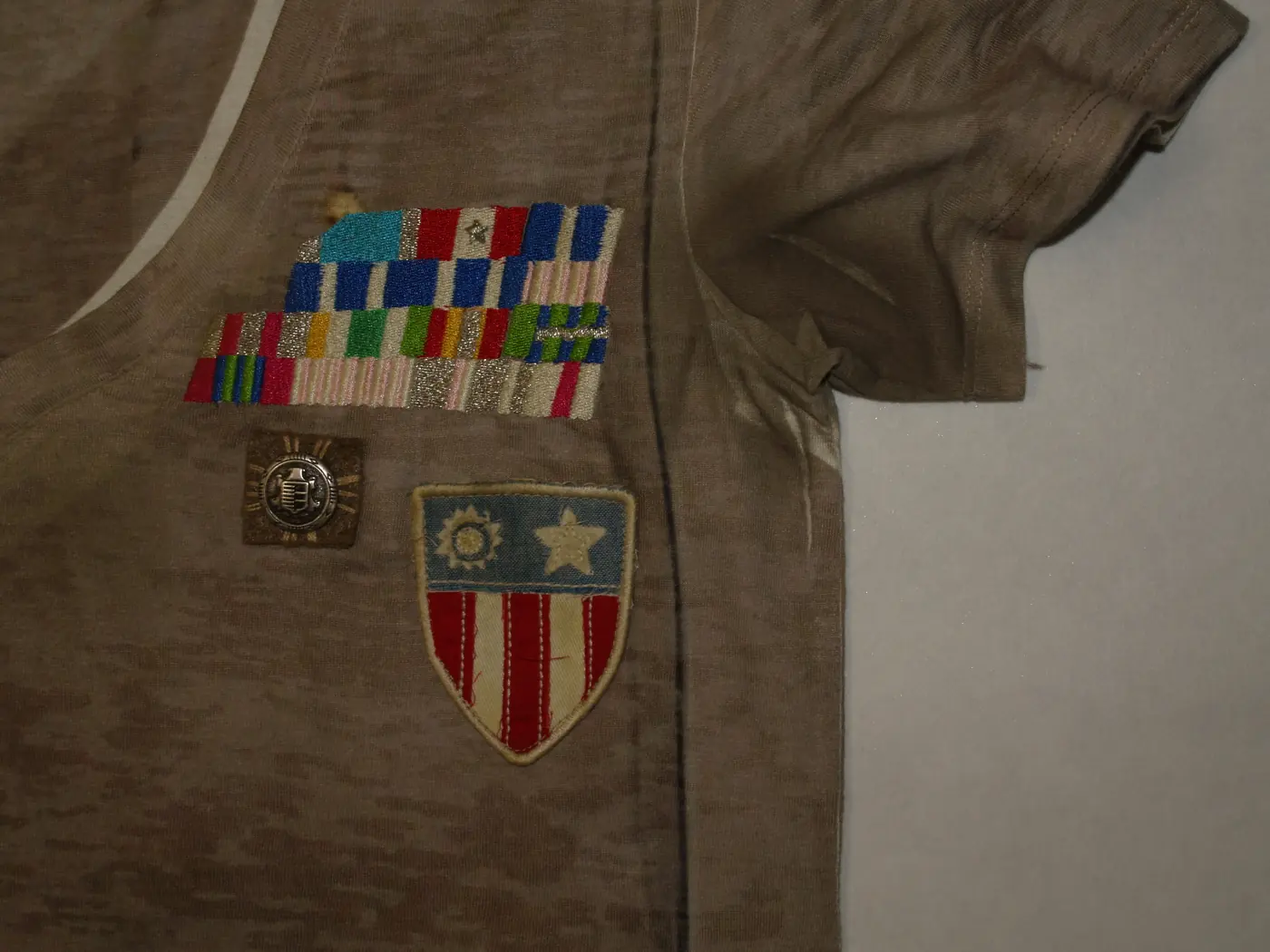 Patch: Nastrini militari e scudetto su t-shirt