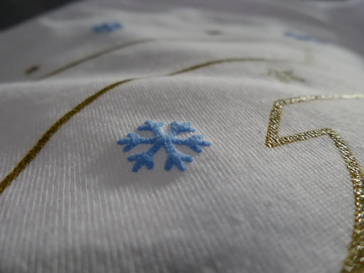 Serigrafia: Fiocco azzurro rilievo e linee oro