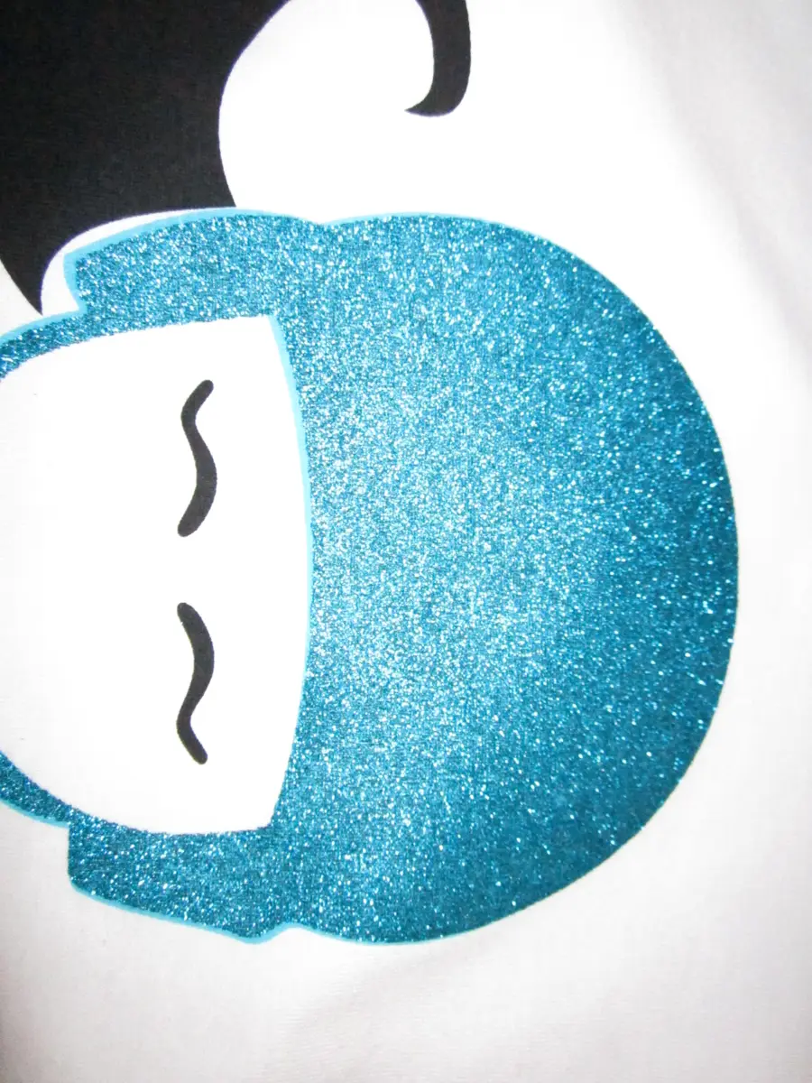 Serigrafia: Stampa glitter azzurra personaggio su bianco
