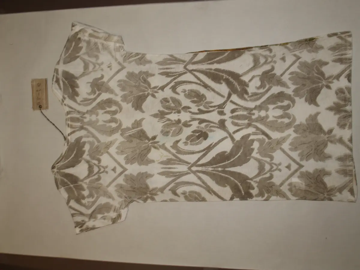 Stampa su capo: Maglia bianca stampa damascata beige