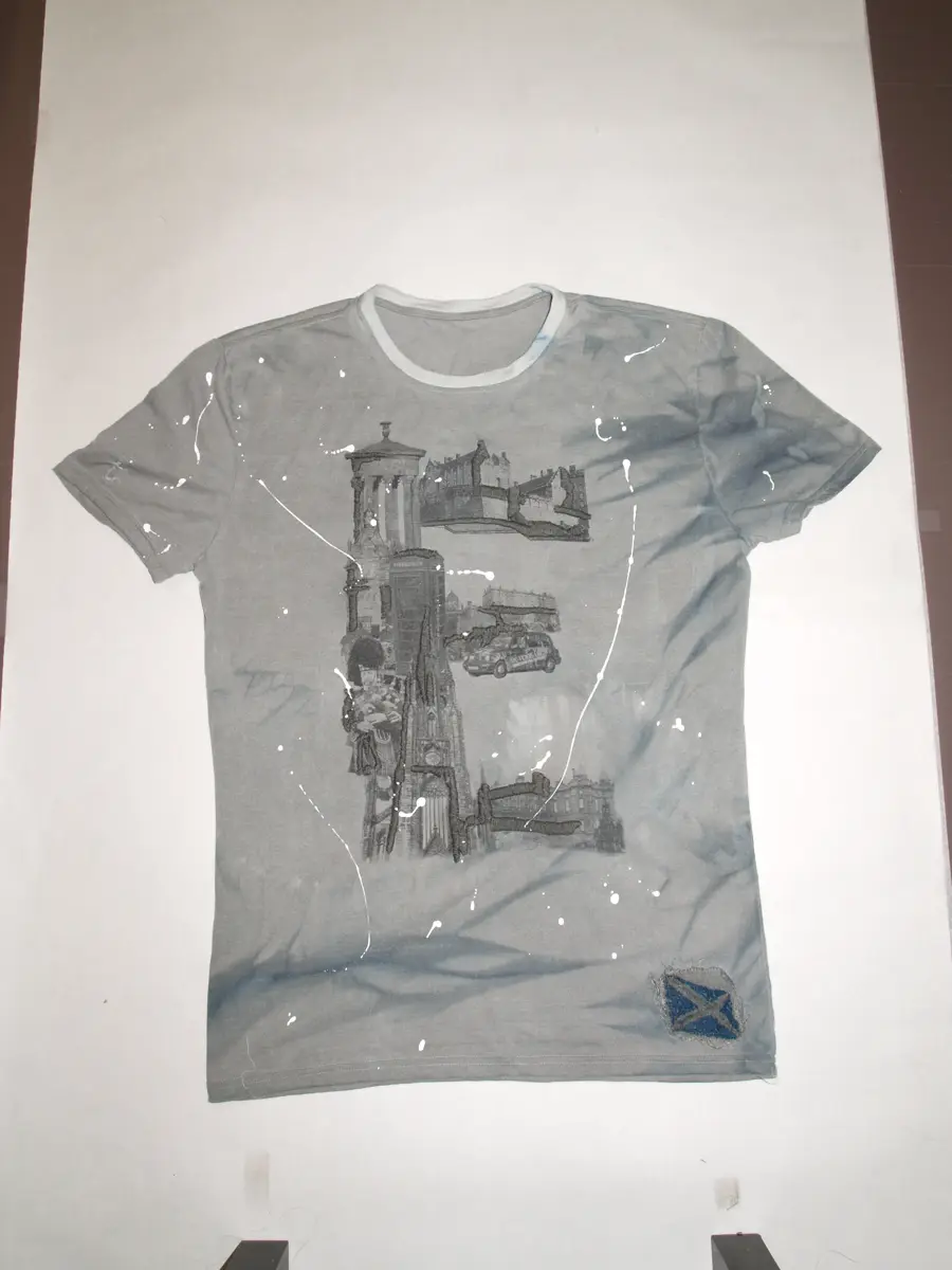 Stampa su capo: T-shirt grigia stampa monumenti e schizzi