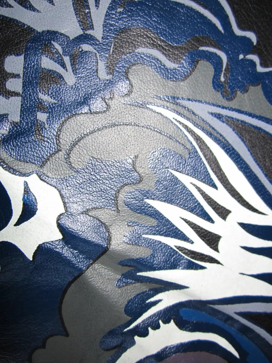 Serigrafia: Stampa a onde blu bianco su pelle