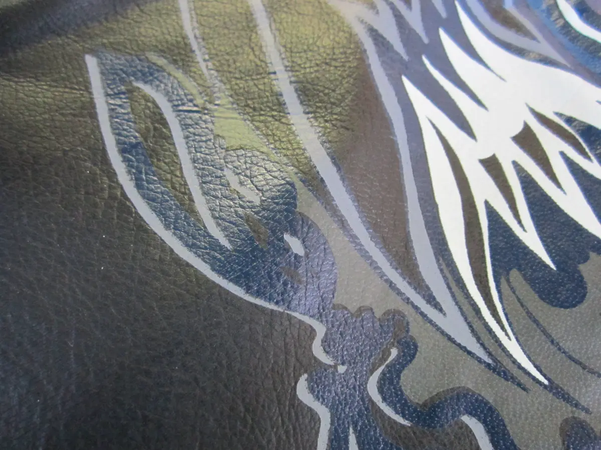 Serigrafia: Stampa blu bianca su pelle nera