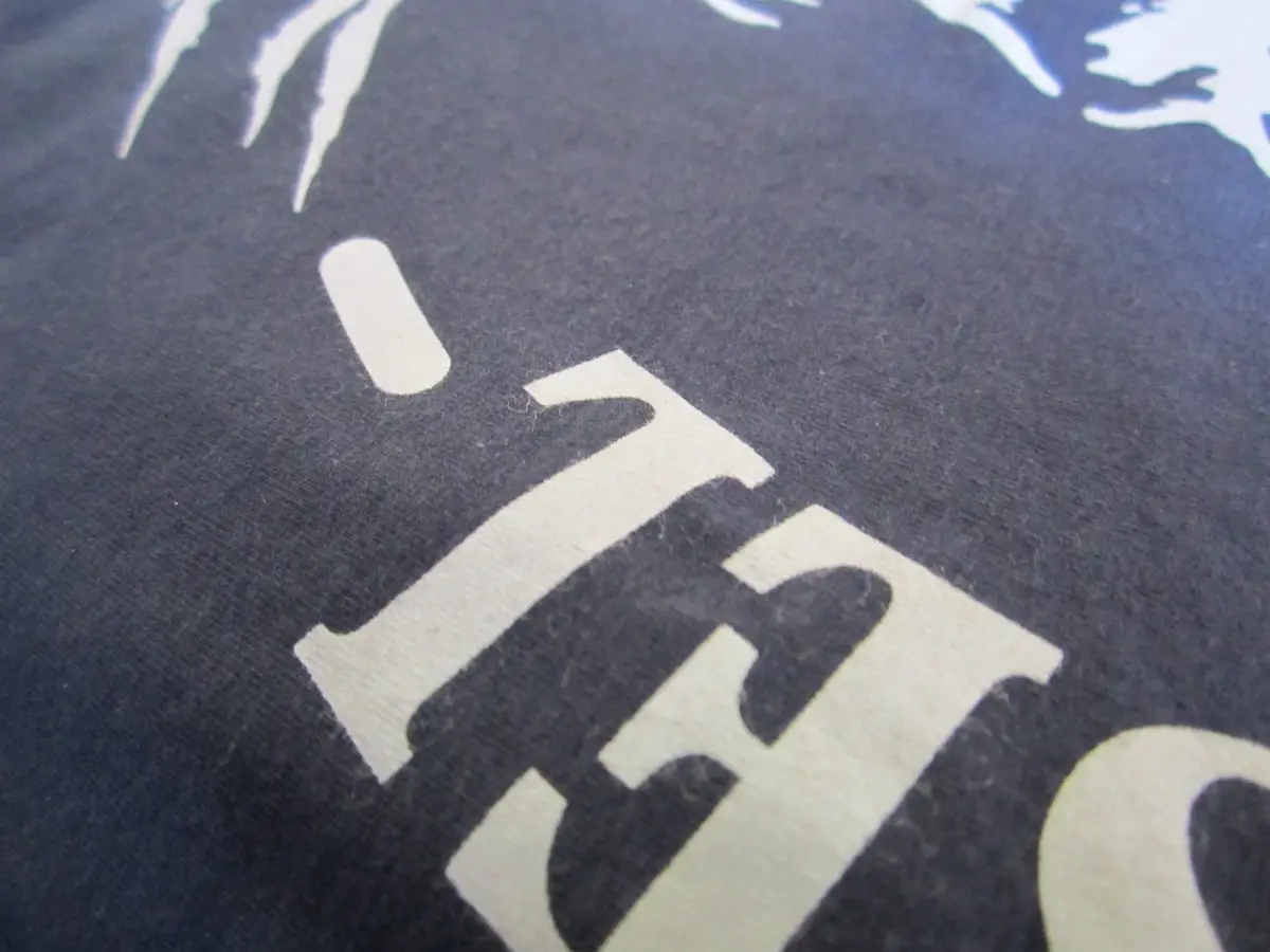 Serigrafia: Scritta panna su t-shirt blu navy