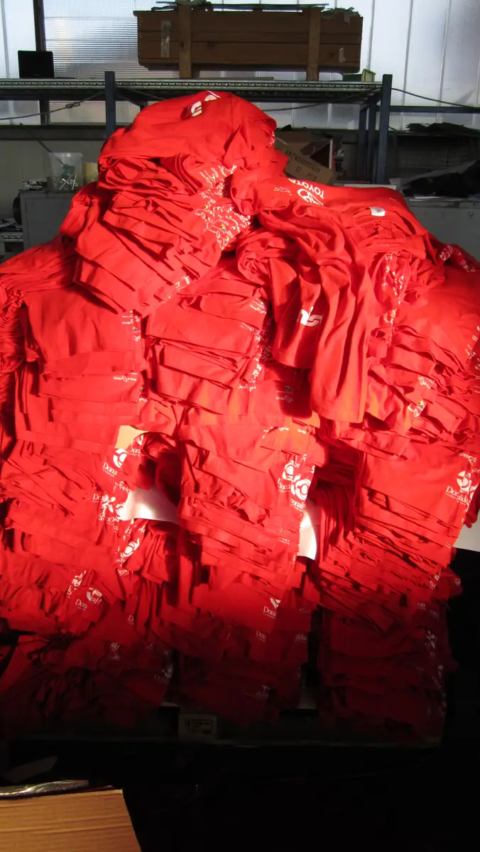 Laboratorio: Pila di t-shirt rosse stampate in laboratorio
