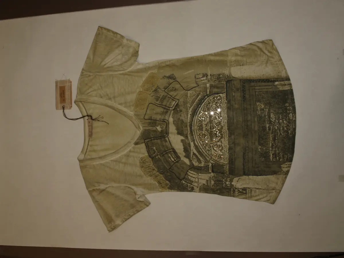 Stampa su capo: T-shirt beige stampa architettura con borchie