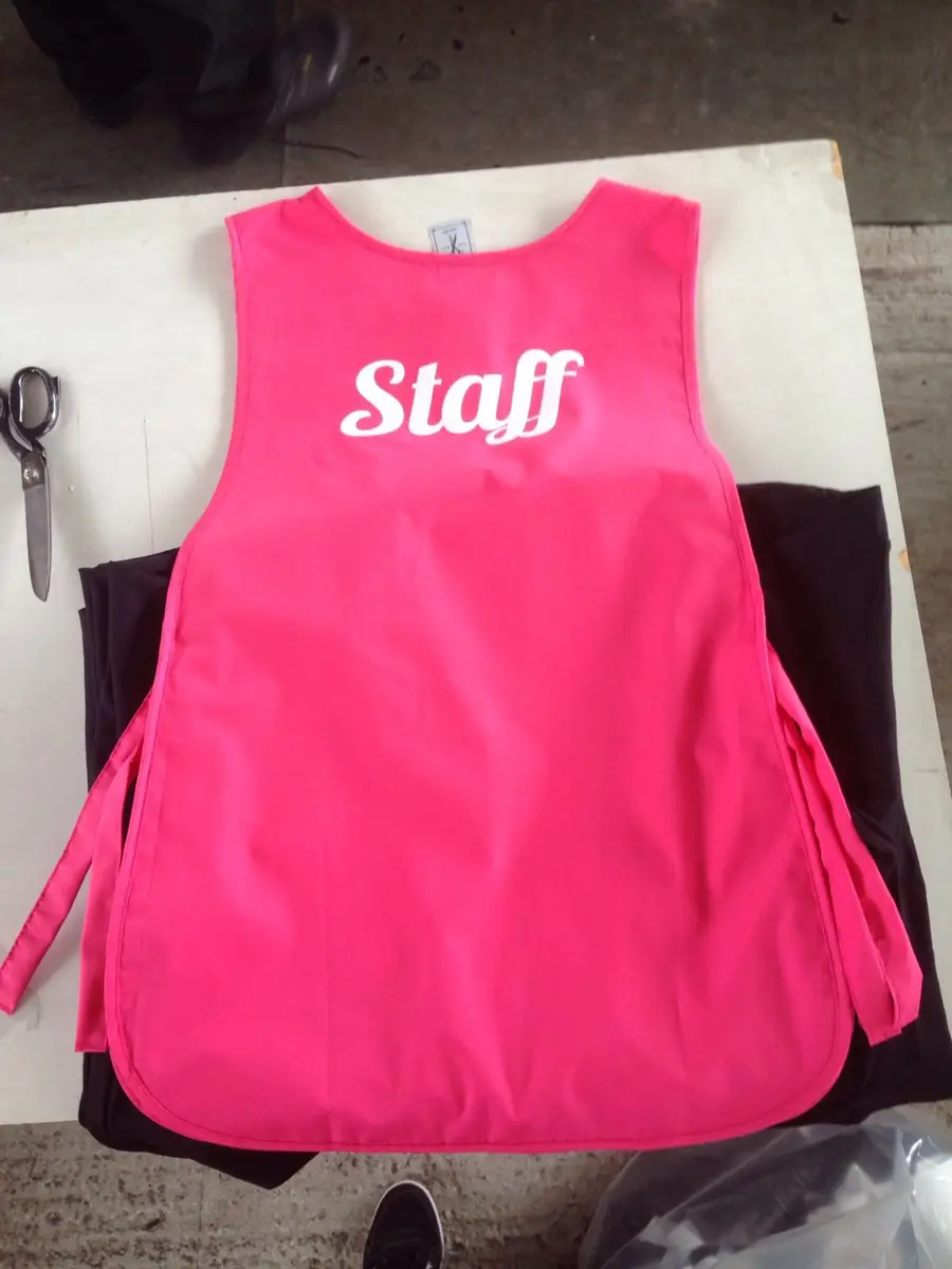 Serigrafia: Casacca rosa stampa bianca Staff
