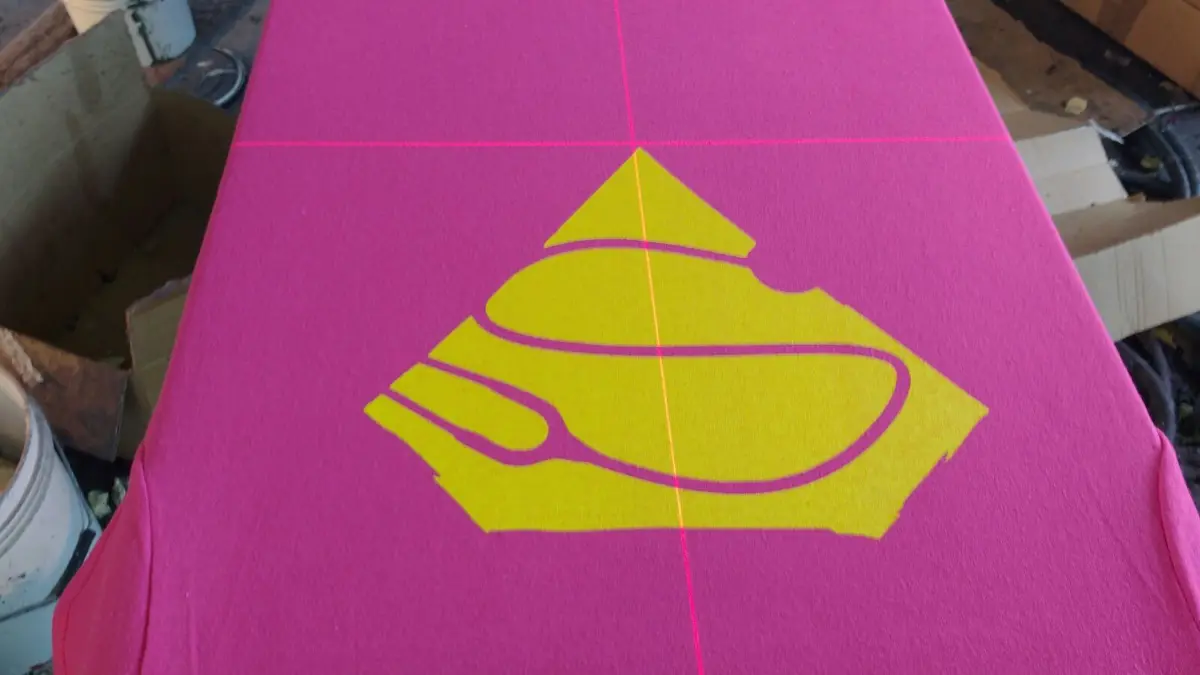 Serigrafia: Stampa gialla su tessuto fucsia su pallet