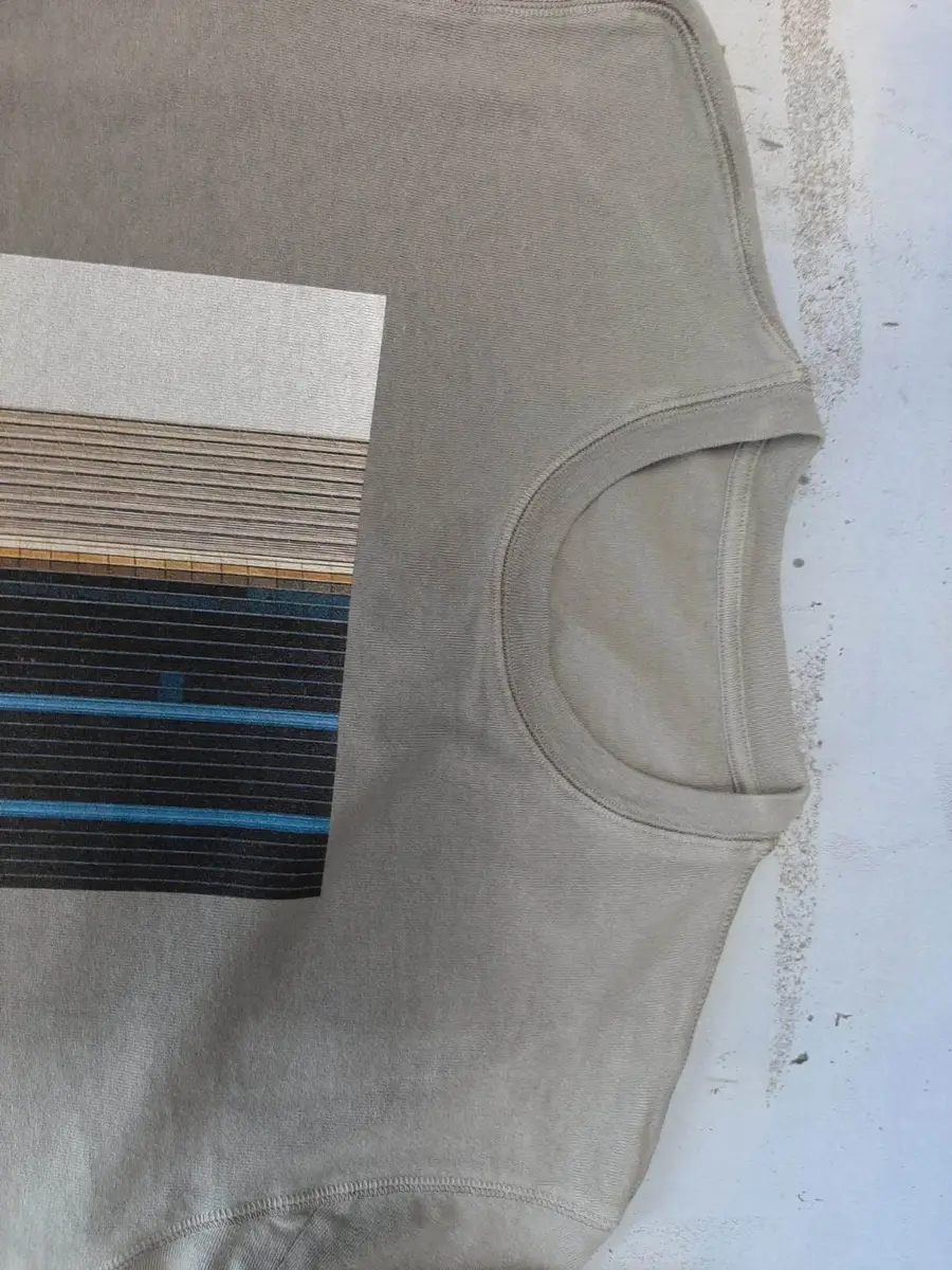 Stampa DTF: Dettaglio stampa fotografica su t-shirt grigia