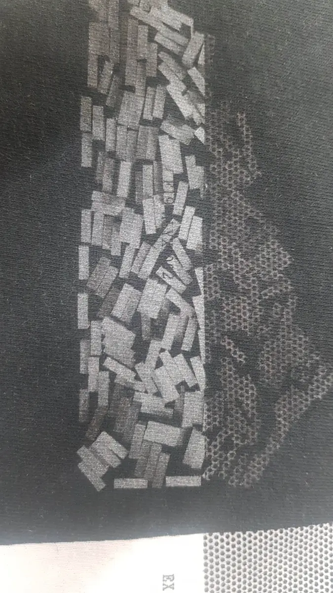 Serigrafia: Stampa retinata grigia su capo nero