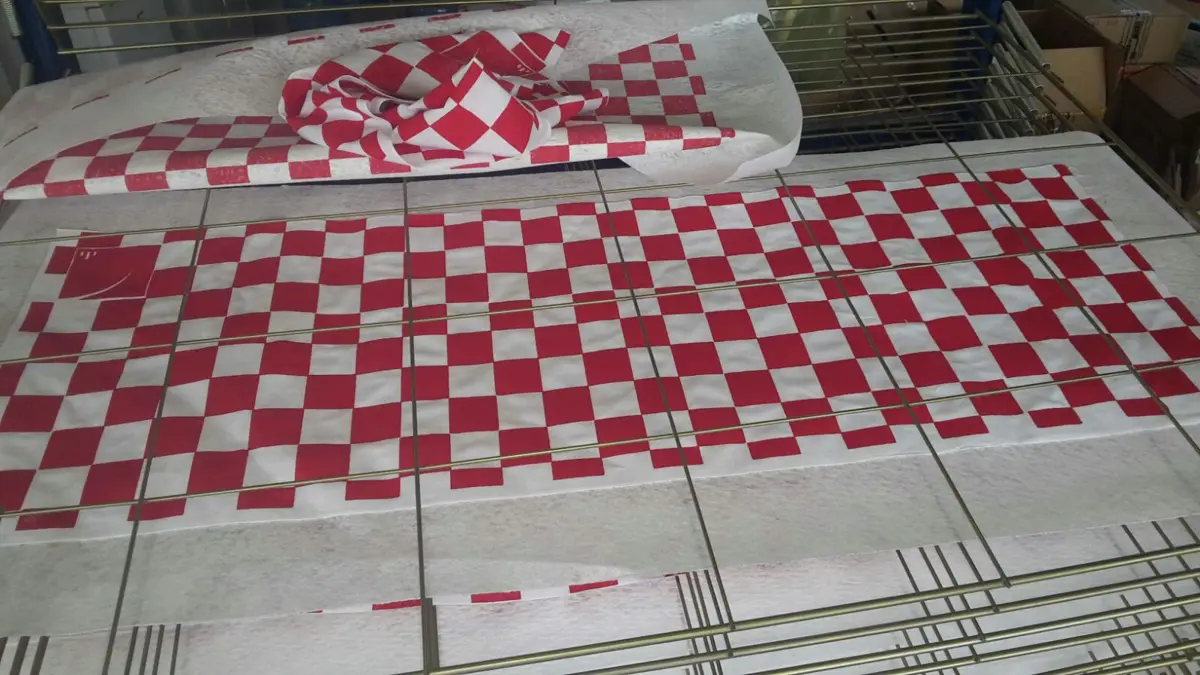 Serigrafia: Tessuti a scacchi rossi sul piano di stampa