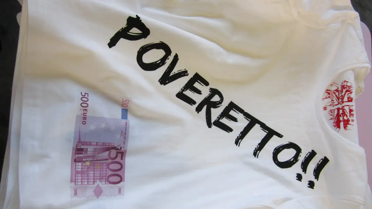 Stampa DTF: T-shirt Poveretto con banconota stampata