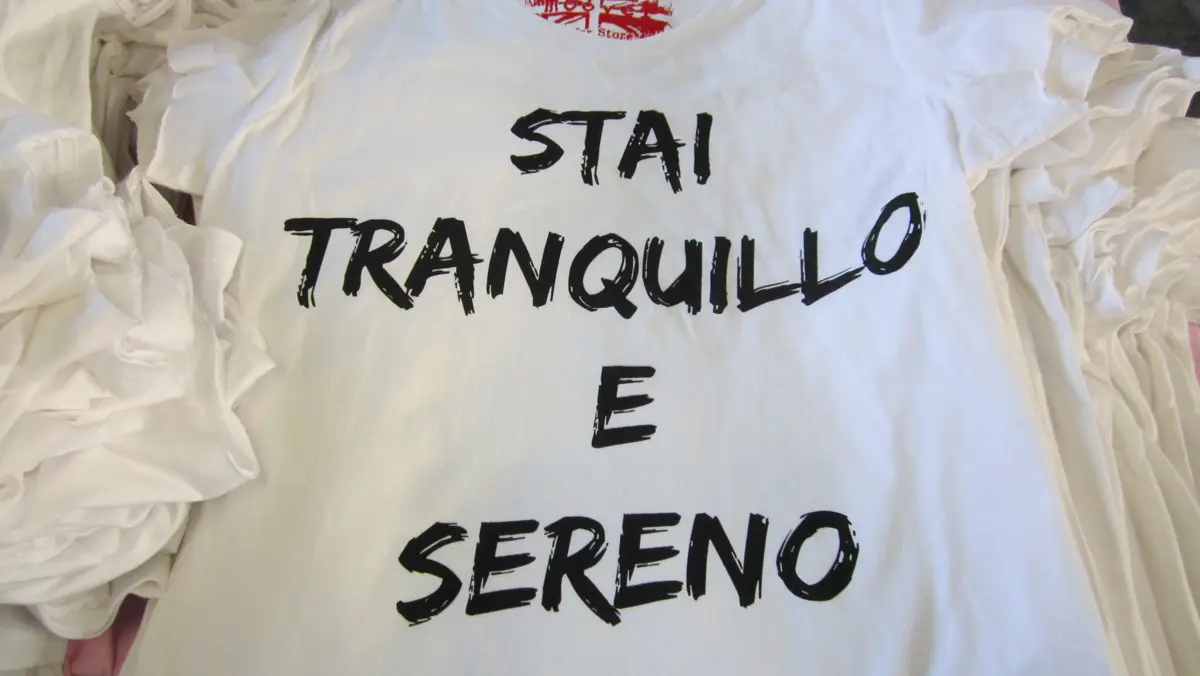 Serigrafia: T-shirt scritta Stai tranquillo e sereno