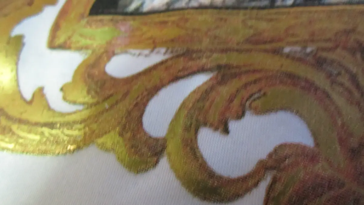 Stampa DTF: Dettaglio cornice oro stampata su t-shirt