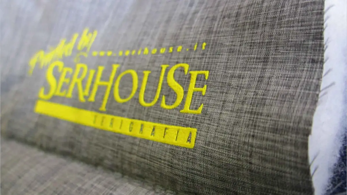 Serigrafia: Serigrafia gialla Serihouse su piumino