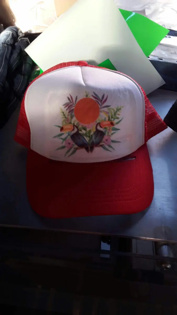 Stampa DTF: Cappellino rosso stampa tropicale