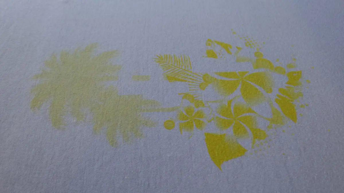 Serigrafia: Stampa floreale gialla su tessuto grigio