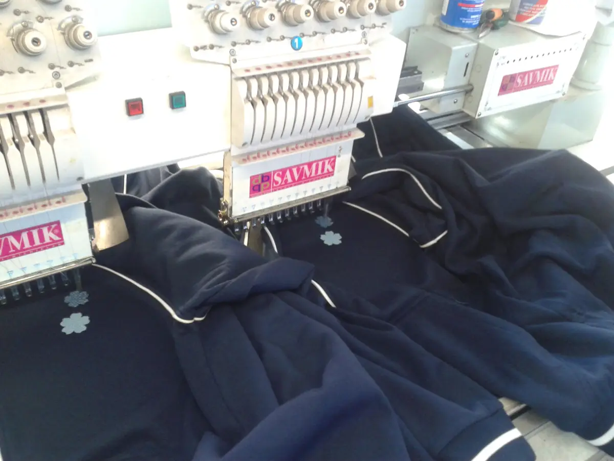 Laboratorio: Ricamatrice multitesta con felpe blu