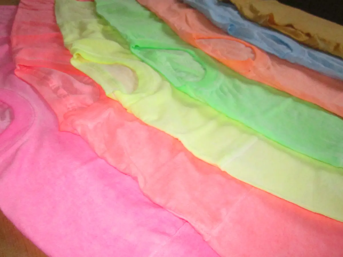 Finissaggio: T-shirt tinte fluo arcobaleno