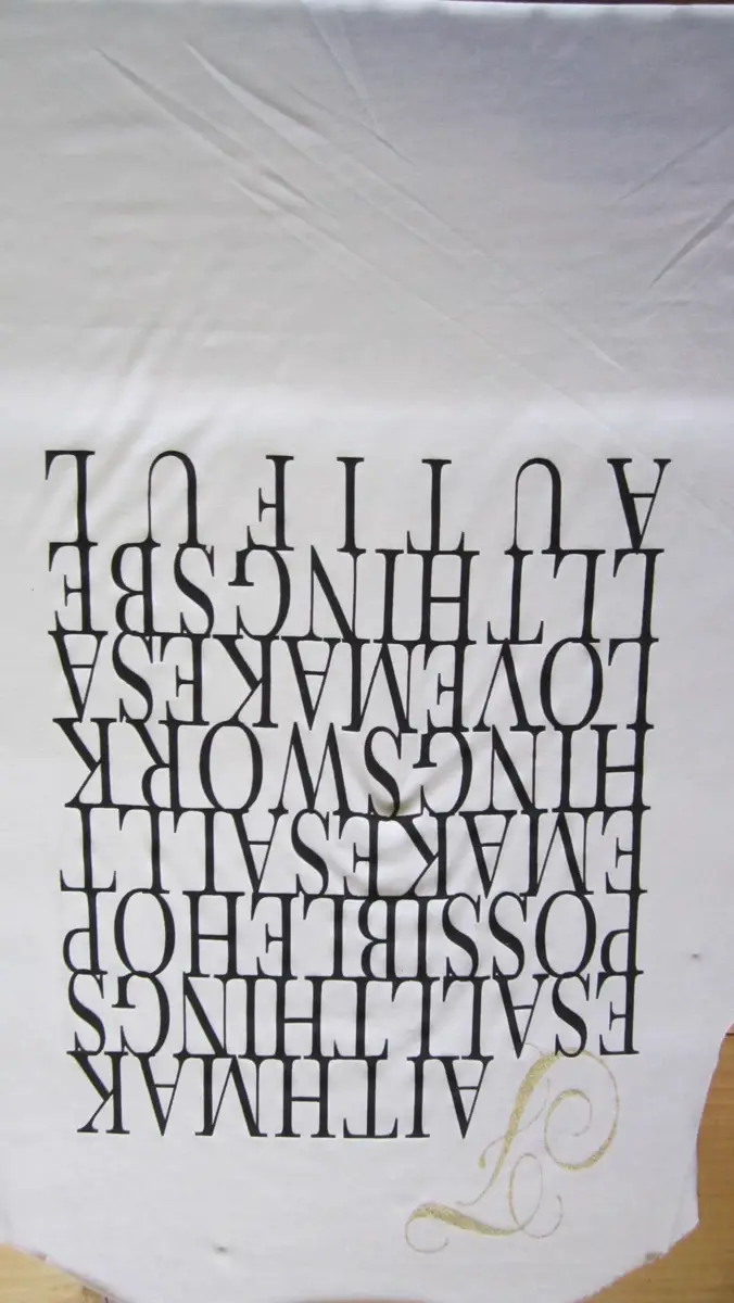 Serigrafia: Stampa tipografica nera su tessuto bianco
