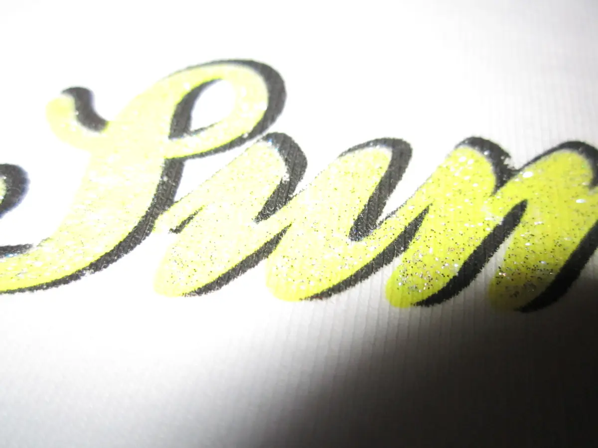 Serigrafia: Macro scritta gialla glitter